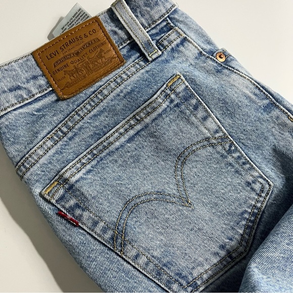 Levi’s • Wedgie Icon Fit Light Wash Skinny Jeans - Picture 3 of 10